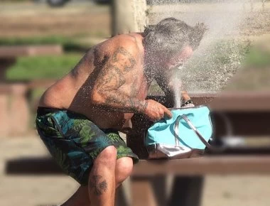 Βίντεο: Της κλέβουν την τσάντα - Όταν όμως την ανοίγουν το μετανιώνουν πικρά!